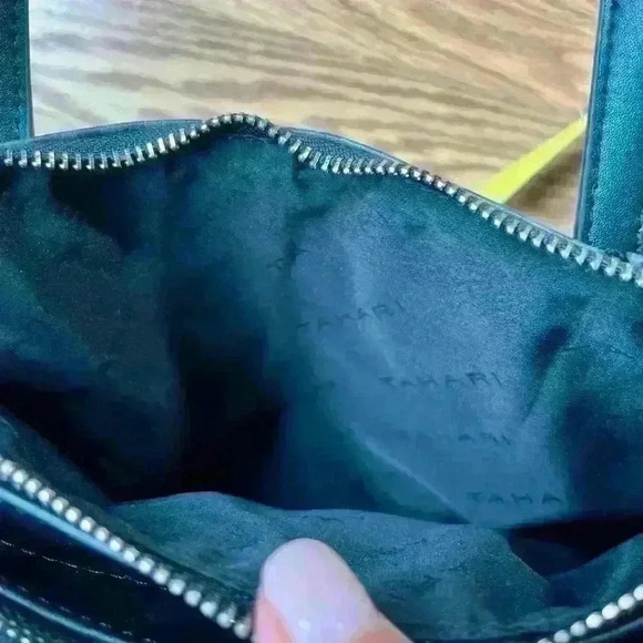 TAHARI - BLACK PURSE WITH HANDLES AND CROSSBODY STRAP - Picture 9 of 16